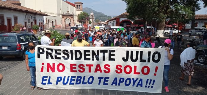 Marchan en apoyo de Julio Arreola, alcalde de Pátzcuaro, a cambio de despensas