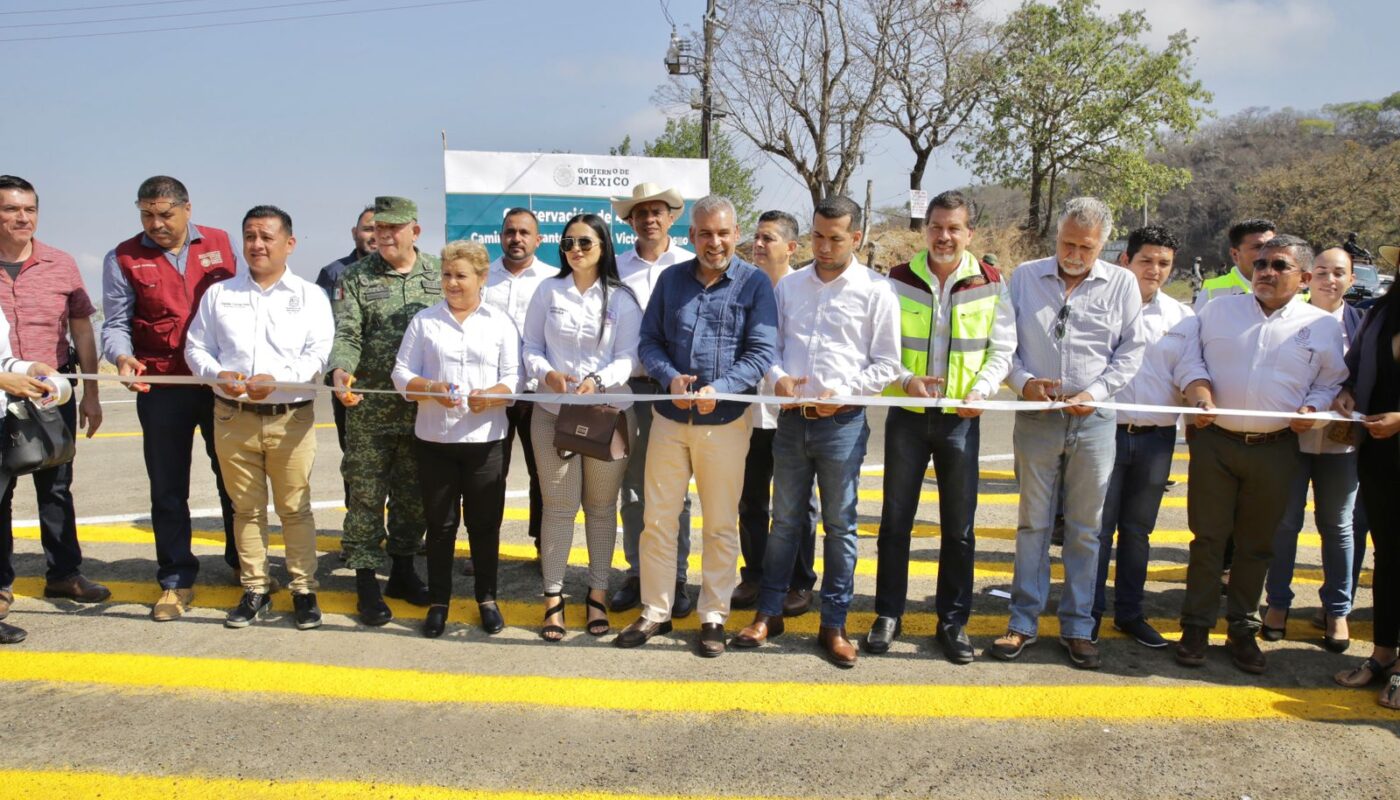 Inaugura Bedolla rehabilitación de tramo carretero en Chinicuila