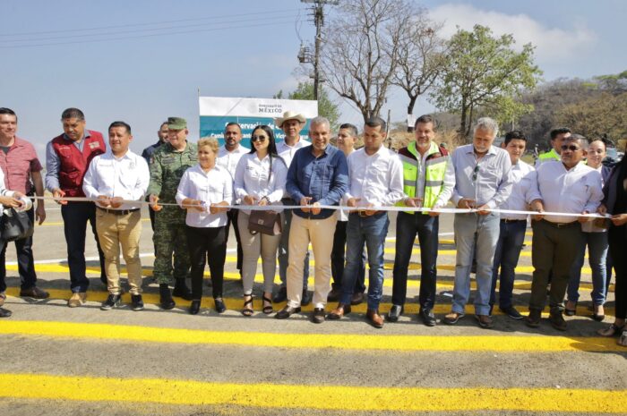 Inaugura Bedolla rehabilitación de tramo carretero en Chinicuila