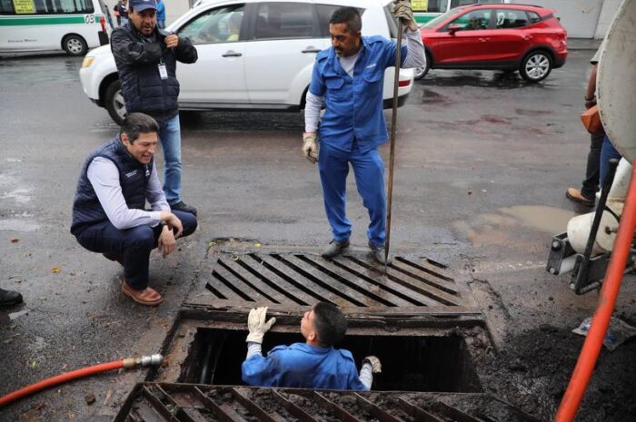 Morelia: desazolvan alcantarillas en avenida Camelinas, para prevenir inundaciones